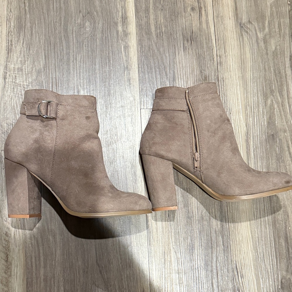 Shoe Dazzle Taupe Ankle Booties